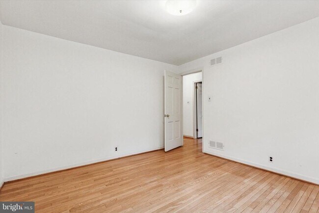 Building Photo - 1042 Tenby Rd