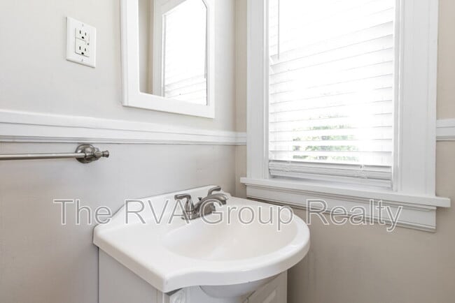 Building Photo - 2415 Dumbarton Rd