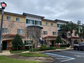 Building Photo - Beautiful Townhouse Style Apartment availa...