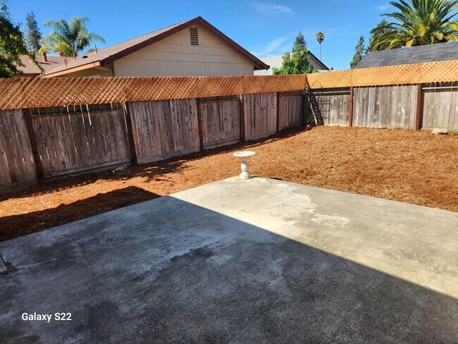 Building Photo - Bright and Cheery 4 bedroom, 2 bathroom ho...