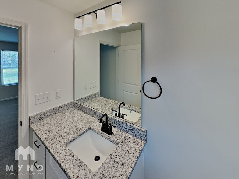 Building Photo - 1411 Lake St