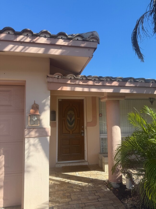 Building Photo - 1000 SE 7th Ave