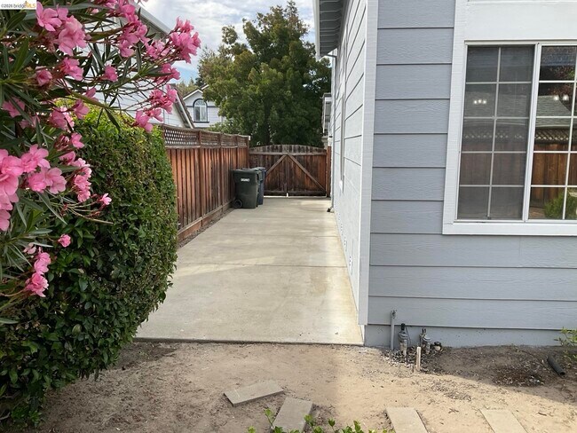 Building Photo - 1020 Bellflower St