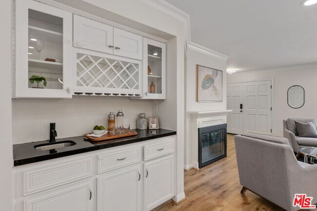 Building Photo - 843 N Martel Ave