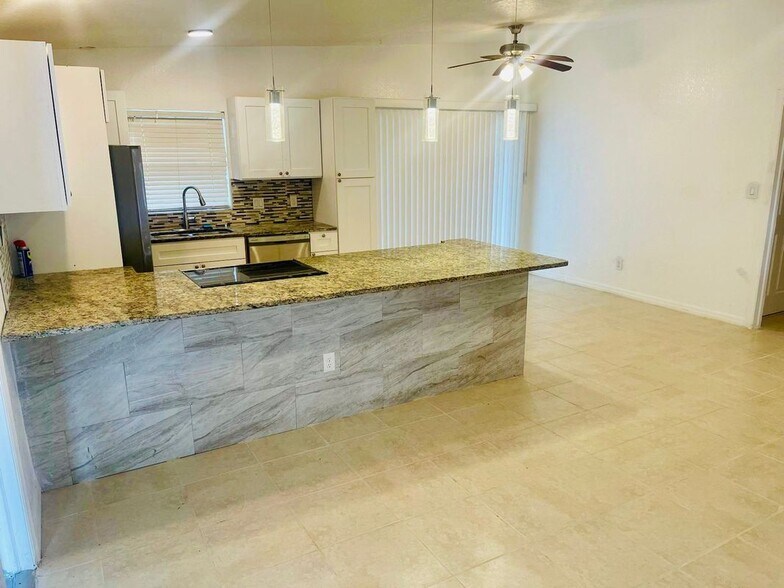 Building Photo - 6221 Oakcrest Cir