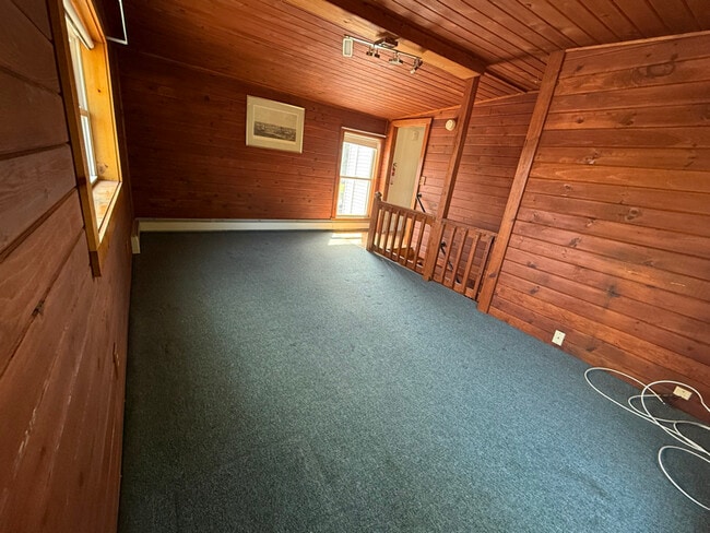 Building Photo - 399 Center St