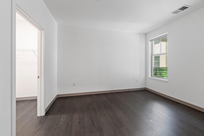 Building Photo - 2420 E Capitol Dr