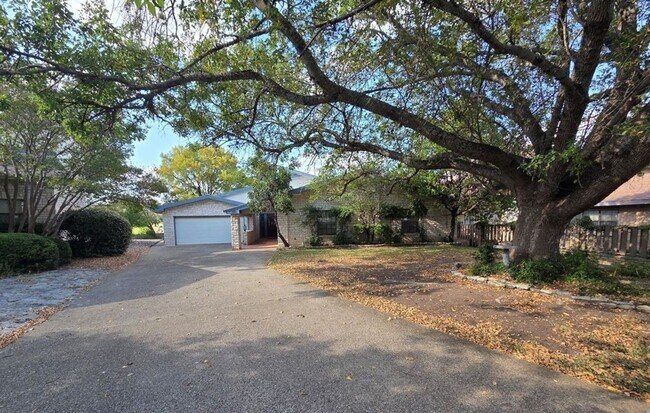 Building Photo - FOR LEASE!!