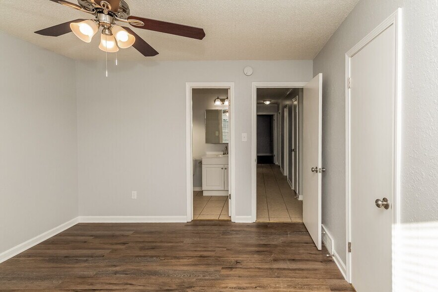 Building Photo - 5691 Briarwood Dr