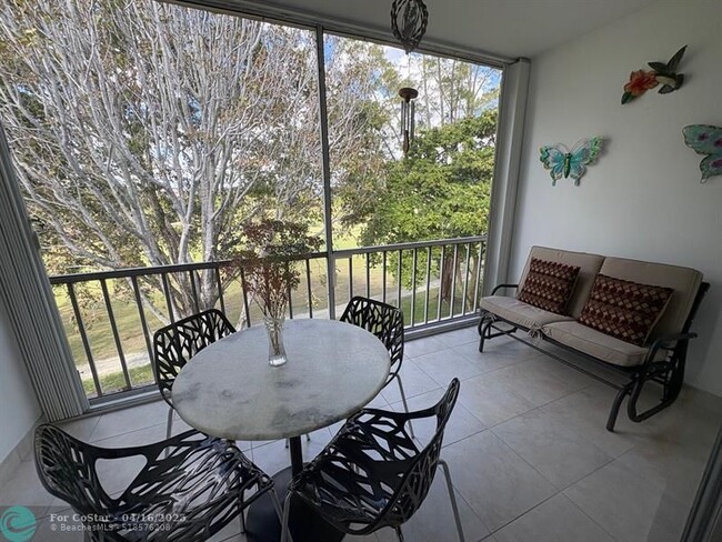 Building Photo - 1055 Country Club Dr