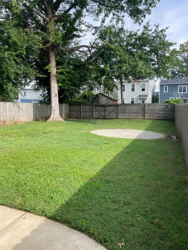 Building Photo - NOW AVAILABLE -  3 Bedroom, 1 Bath Home Ne...