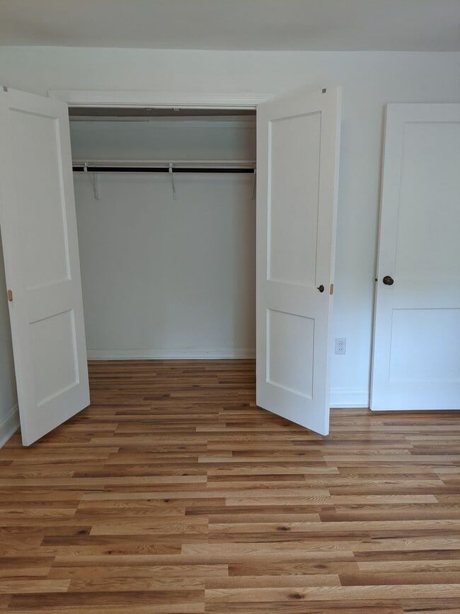 Building Photo - Renovated 3BR/1BA Townhouse in Edgemoor Gardens!