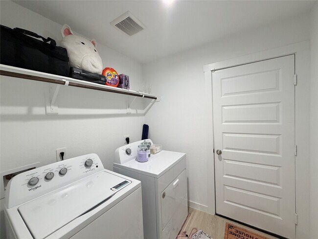Building Photo - 4986 Edgewood Dr