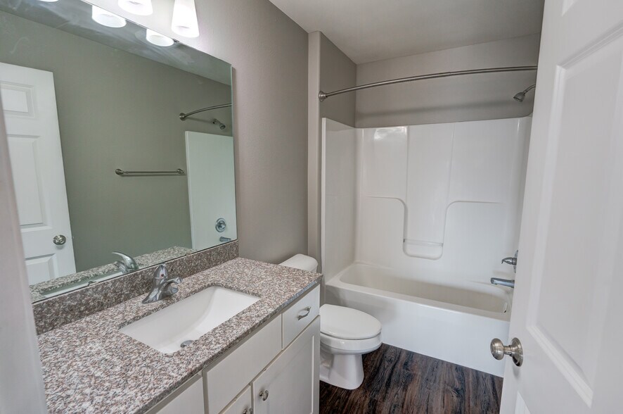 Hall bath - 846 Thompson Drive