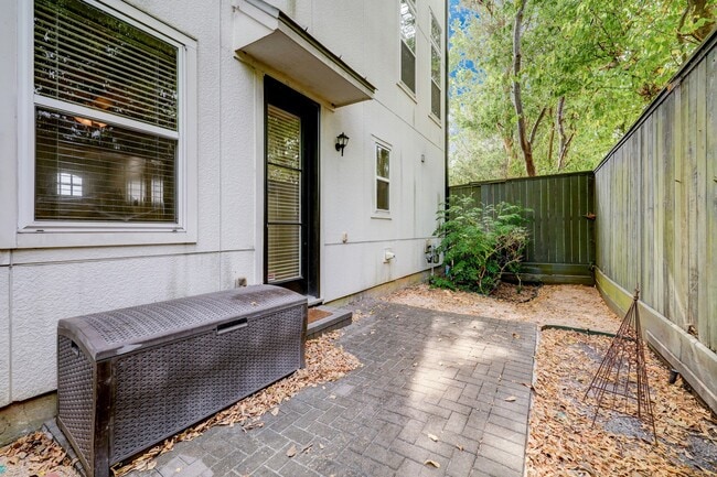Building Photo - 8932 Lakeshore Bend Dr