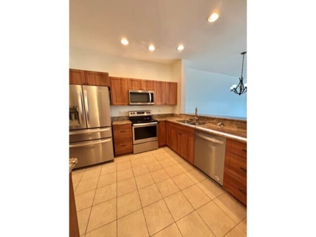 Building Photo - Available Now!  3 bedroom/2.5 Bath Townhome