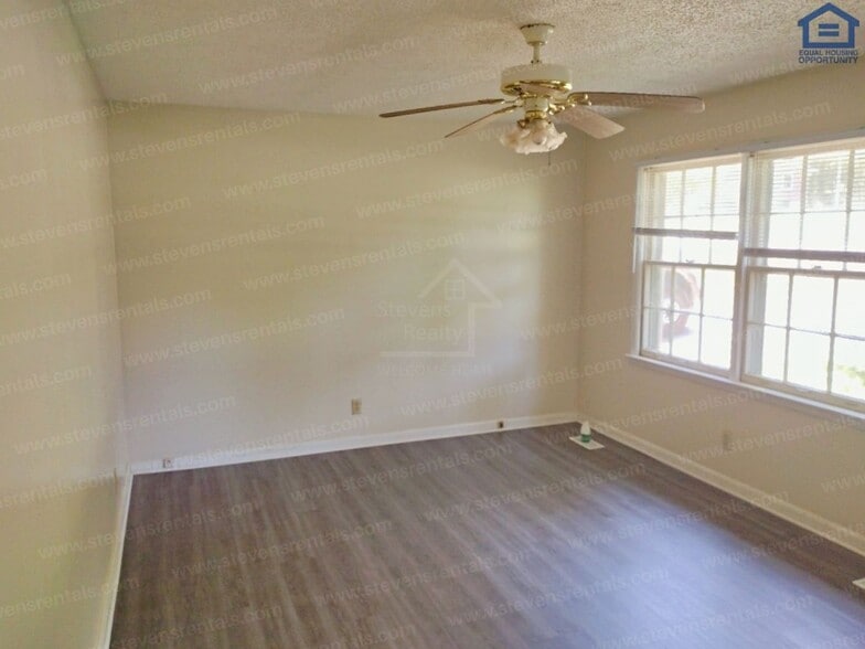 Building Photo - 174 Long Meadow Dr