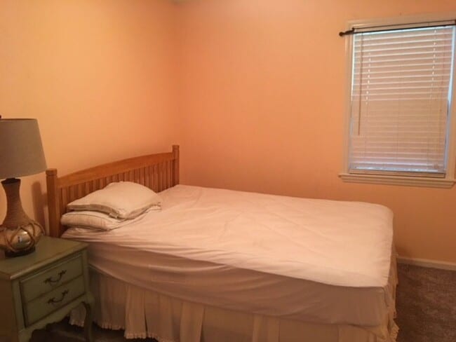 Building Photo - 422 Holly St