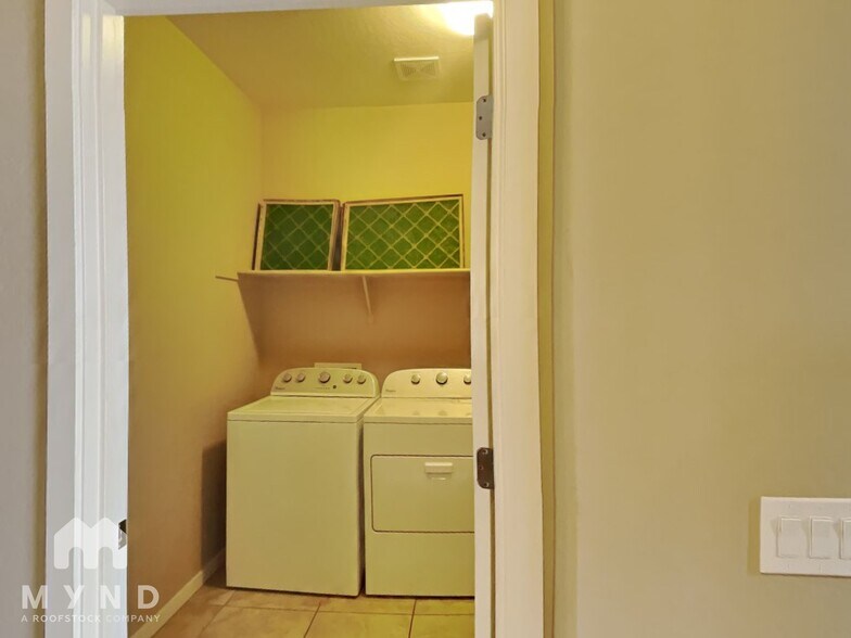 Building Photo - 2816 E Russell St