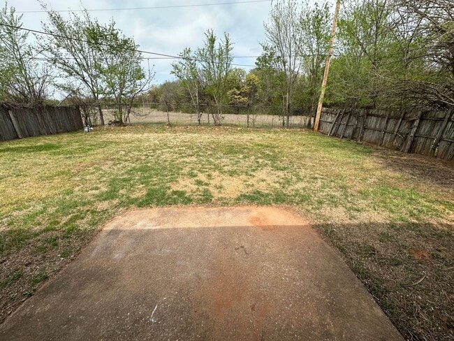 Building Photo - Nice 3bed, 1 1/2 bath. 2 car garage