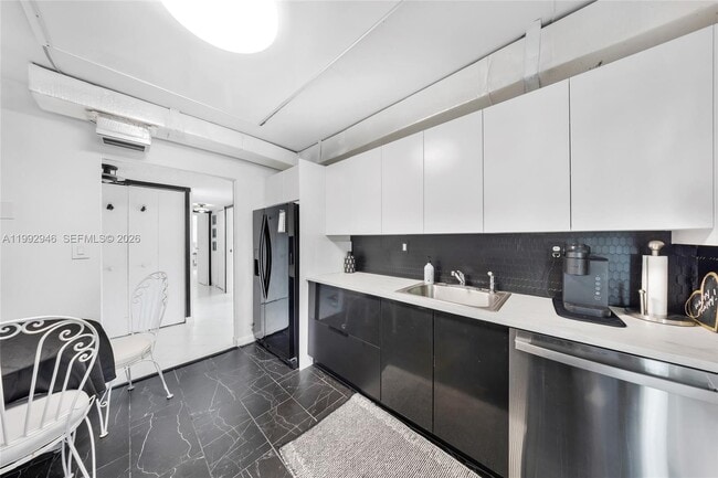 Building Photo - 800 Parkview Dr