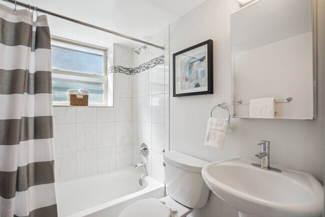 Building Photo - Lovely 3 BR/2 BA Condo in Barry Farm!