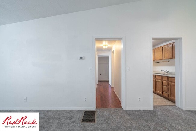 Building Photo - Charming 2 Bed / 1 Bath Apartment in a Prime Location