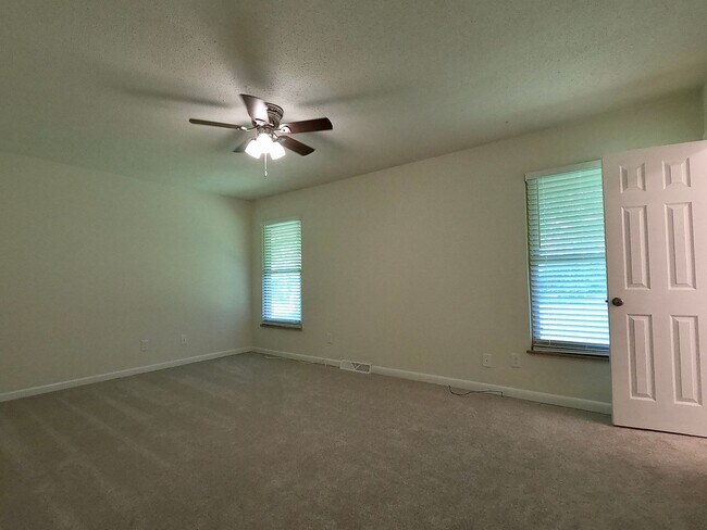 Building Photo - RANCH WITH LARGE LOT IN W. KNOX-CRESTWOOD ...
