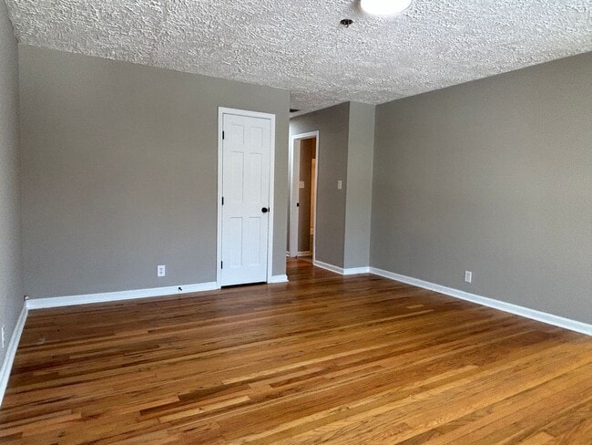 Building Photo - 5653 Indianola Ave