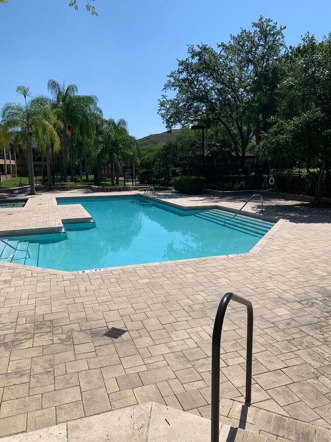 Building Photo - Harbour Island Townhome