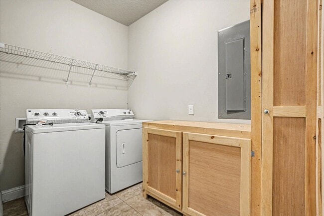 Building Photo - SPACIOUS AND CONVENIENT COMMUTE!
