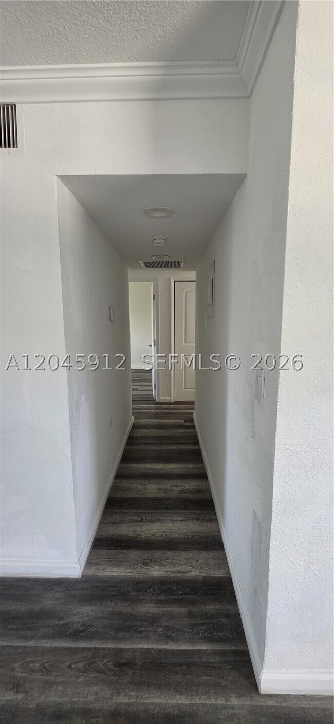 Building Photo - 20201 NE 29th Ct