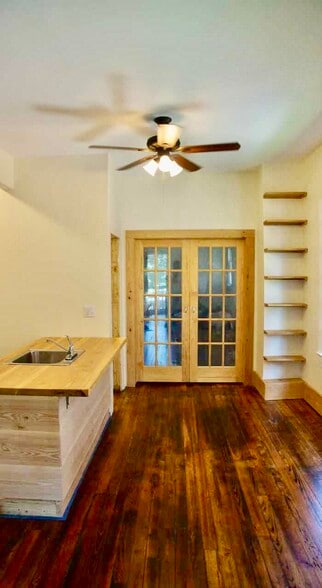 Primary Photo - 821 N 8th St