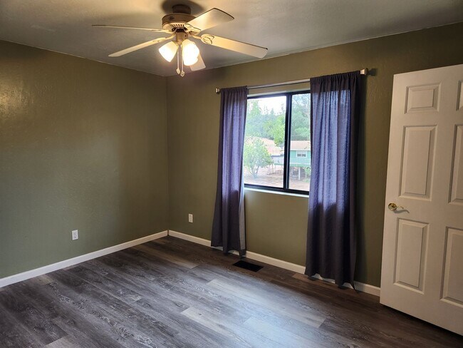 Building Photo - 93 S Rainbow Dr