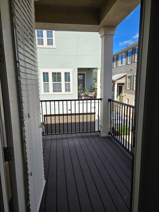 Building Photo - stunning three-story townhome, located in ...