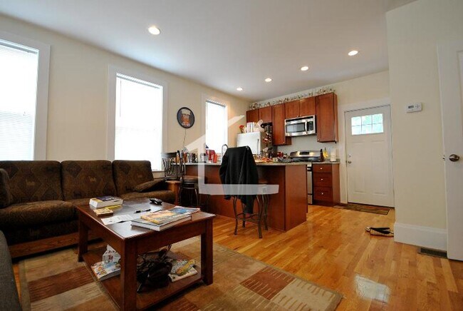 Building Photo - 10 Larose Pl