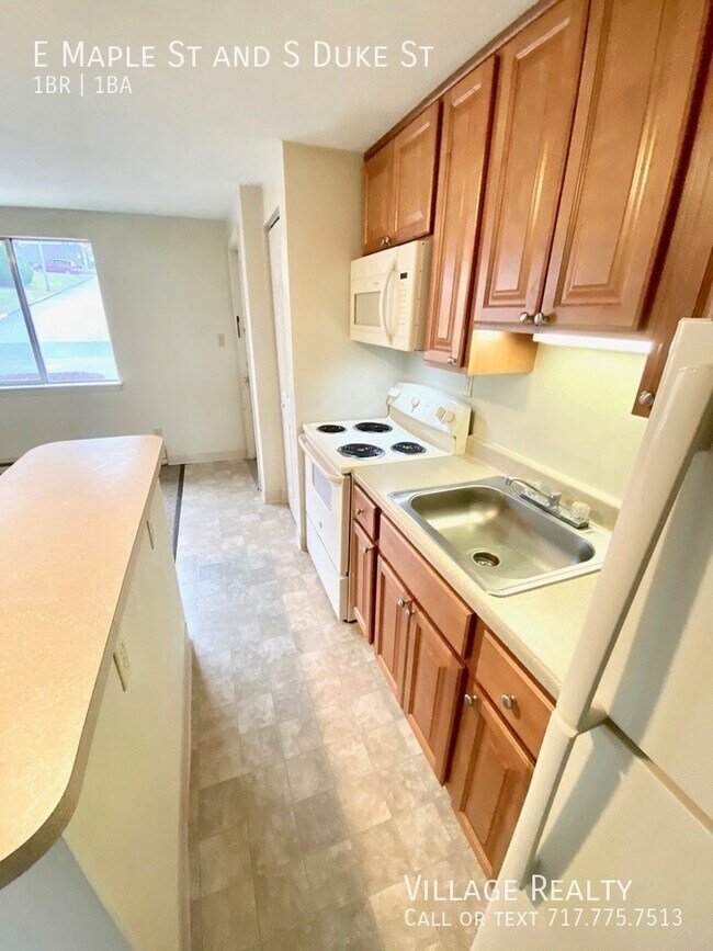 Building Photo - 461 E Maple St