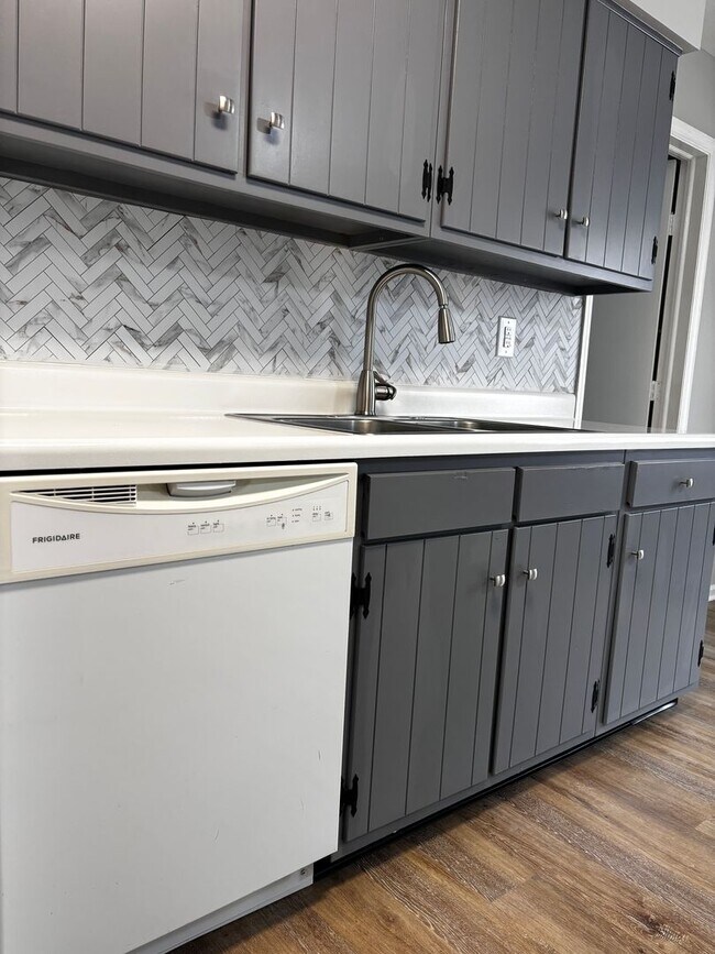 Building Photo - Beautiful 2 bed 1.5 bath Duplex with spacious backyard!
