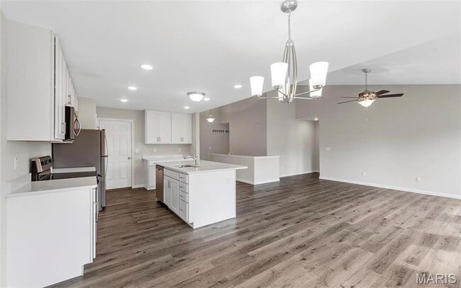 Building Photo - 4602 Siesta Dr