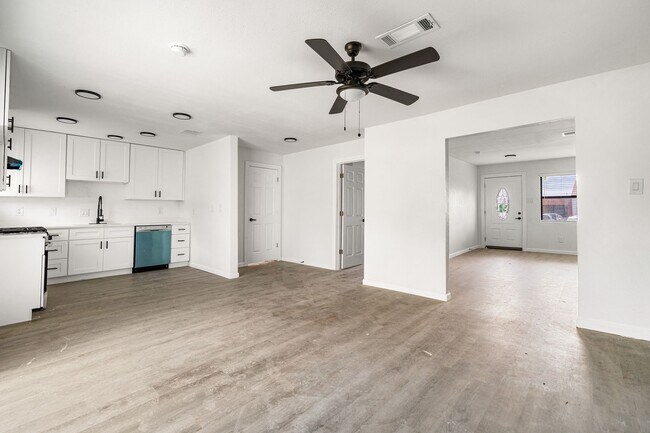 Building Photo - 404 Glenmore Dr