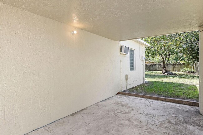 Building Photo - 1409 NW 7th Ave