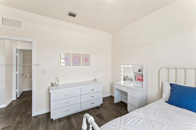 Building Photo - 25021 SW 118 Ct