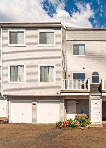 Building Photo - 39 Staffordshire Commons Dr