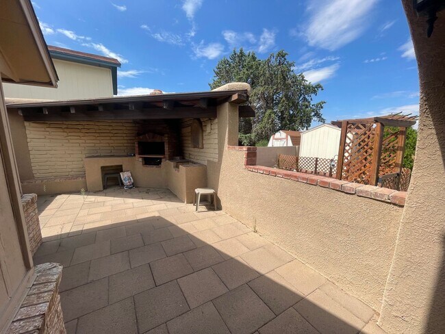 Building Photo - 3 Bedroom Near Mariposa Park in Taylor Ranch