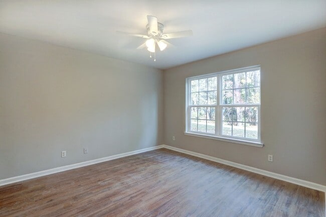 Building Photo - 3-3 Dukes Way