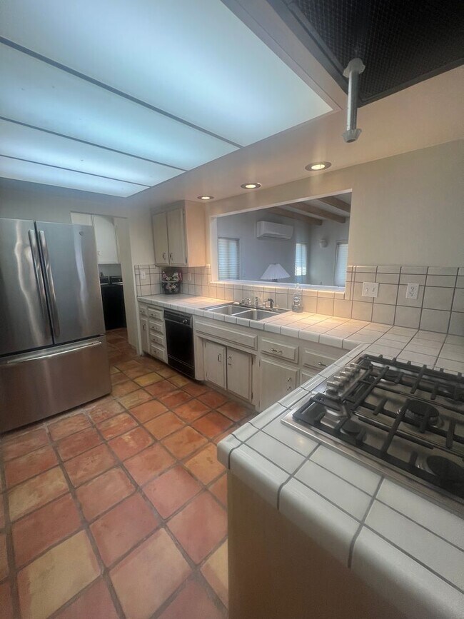 Building Photo - Scenic Hillside Living – Spacious 3 Bed, 2 Bath with Sweeping Views