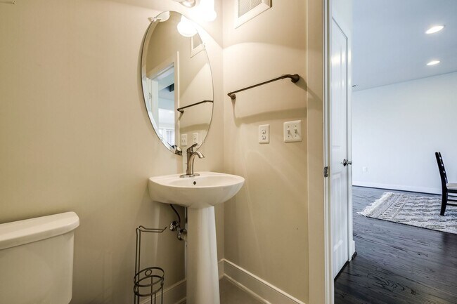 Building Photo - Updated 3br/2.5ba Condo Townhome Alexandria Walk to Metro