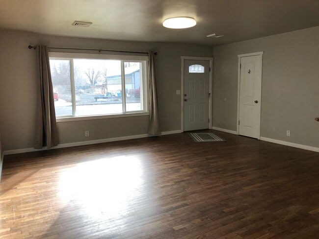 Building Photo - Cozy Home!!