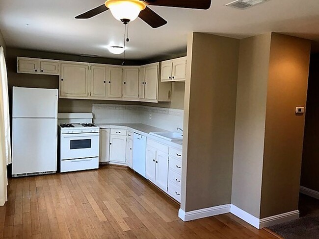 Building Photo - 3 Bedroom with Fenced Yard in Laguna Lake