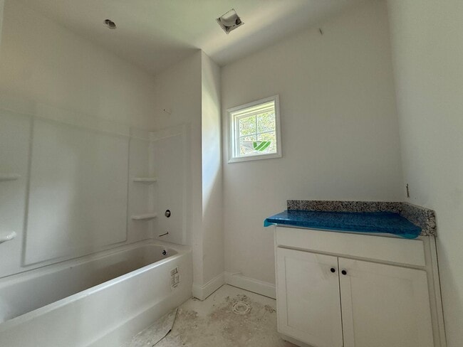 Building Photo - Modern New Build Minutes from Downtown Cha...